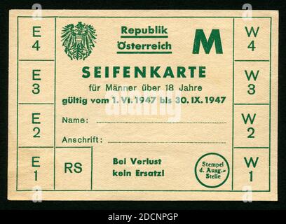 Europa, Österreich, Zeit nach dem 2. Waltkrieg, Seifenkarte für Männer über 18 Jahre der Republik Österreich, herausgegeben 1947 , gültig vom 01. VI. da 1947 a 30. IX. 1947 , Größe : 10 cm x 7 cm , Rechte werden nicht vertreten / Europe, Austria, time after WW II , francobollo per la razione del sapone per gli uomini di età superiore ai 18 anni della Repubblica austriaca , pubblicato nel 1947, valido dal 01. da 06. 1947 a 30. 09. 1947, dimensione: da 10 cm a 7 cm, non vi sono diritti. Foto Stock