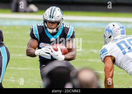 Charlotte, North Carolina, Stati Uniti. 22 novembre 2020. Carolina Panthers Running back Mike Davis (28) corre con la palla contro i Detroit Lions nella partita NFL presso il Bank of America Stadium di Charlotte, North Carolina. (Supporti Scott Kinser/Cal Sport). Credit: csm/Alamy Live News Foto Stock