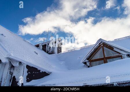 Tetto coperto da ghiaccio e neve su sfondo blu cielo, montagna Zakhar Berkut, Carpazi montagne, Ucraina Foto Stock