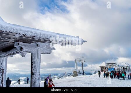 Tetto coperto da ghiaccio e neve su sfondo blu cielo, montagna Zakhar Berkut, Carpazi montagne, Ucraina Foto Stock