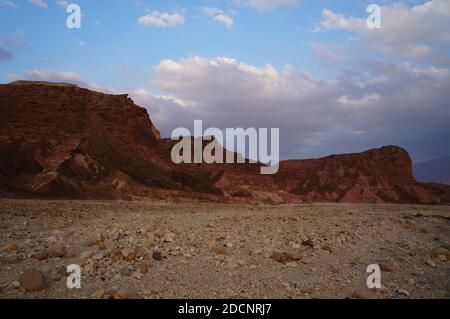 Bei colori delle montagne vicino alla rotta di Israele nel sud Foto Stock