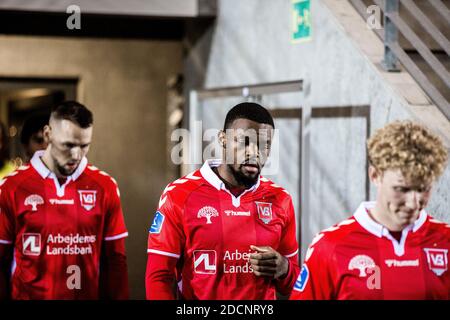 Vejle, Danimarca. 22 novembre 2020. Kevin Yoga di Vejle Boldklub entra in campo per la partita 3F Superliga tra Vejle Boldklub e Brondby IF a Vejle Stadion a Vejle. (Photo Credit: Gonzales Photo/Alamy Live News Foto Stock