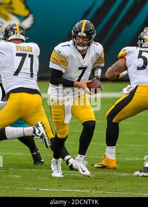 Jacksonville, Florida, Stati Uniti. 22 novembre 2020. Pittsburgh Steelers quarterback ben Roethlisberger (7) durante la prima partita di football NFL tra i Pittsburgh Steelers e i Jacksonville Jaguars al TIAA Bank Field di Jacksonville, Florida. Romeo T Guzman/CSM/Alamy Live News Foto Stock