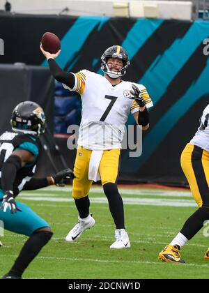 Jacksonville, Florida, Stati Uniti. 22 novembre 2020. Pittsburgh Steelers quarterback ben Roethlisberger (7) durante la prima partita di football NFL tra i Pittsburgh Steelers e i Jacksonville Jaguars al TIAA Bank Field di Jacksonville, Florida. Romeo T Guzman/CSM/Alamy Live News Foto Stock