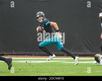 Jacksonville, Florida, Stati Uniti. 22 novembre 2020. Jacksonville Jaguars Quarterback Jake Luton (6) scrambles durante la prima partita di football NFL tra i Pittsburgh Steelers e i Jacksonville Jaguars al TIAA Bank Field di Jacksonville, Florida. Romeo T Guzman/CSM/Alamy Live News Foto Stock