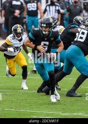 Jacksonville, Florida, Stati Uniti. 22 novembre 2020. Jacksonville Jaguars quarterback Jake Luton (6) durante la prima partita di football NFL tra i Pittsburgh Steelers e i Jacksonville Jaguars al TIAA Bank Field di Jacksonville, Florida. Romeo T Guzman/CSM/Alamy Live News Foto Stock