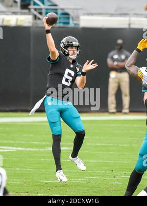 Jacksonville, Florida, Stati Uniti. 22 novembre 2020. Jacksonville Jaguars quarterback Jake Luton (6) durante la prima partita di football NFL tra i Pittsburgh Steelers e i Jacksonville Jaguars al TIAA Bank Field di Jacksonville, Florida. Romeo T Guzman/CSM/Alamy Live News Foto Stock