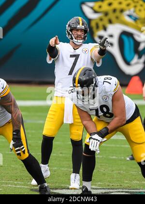 Jacksonville, Florida, Stati Uniti. 22 novembre 2020. Pittsburgh Steelers quarterback ben Roethlisberger (7) durante la prima partita di football NFL tra i Pittsburgh Steelers e i Jacksonville Jaguars al TIAA Bank Field di Jacksonville, Florida. Romeo T Guzman/CSM/Alamy Live News Foto Stock