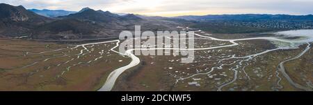 Gli stretti canali si snodano attraverso un bellissimo estuario della California centrale. Gli estuari si formano quando il runoff d'acqua dolce si incontra e si mescola con l'acqua di mare. Foto Stock