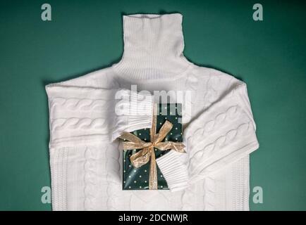 pullover bianco huging confezione regalo forma piatta Foto Stock