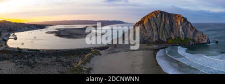 L'Oceano Pacifico si bagia su una spiaggia e dune di sabbia a Morro Bay, California. Questa parte costiera della California è conosciuta per la sua splendida costa. Foto Stock