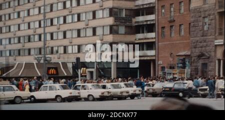 Una lunga fila di persone che si trovano ad entrare nel primo e recentemente aperto McDonalds Restaurant a Mosca nel maggio 1990. Foto Stock