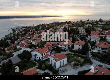 vista aerea drone villaggio sul mare con tetti rossi Foto Stock