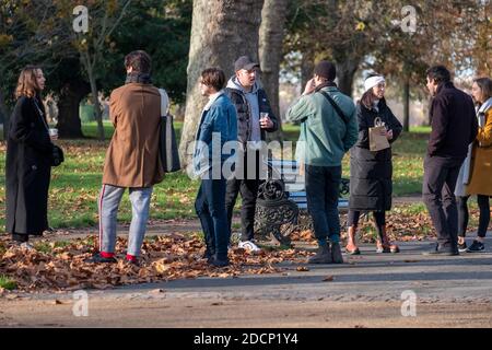 22 novembre 2020. I visitatori di Londra, Regno Unito, godono del sole nel pomeriggio di domenica ad Hyde Park durante la seconda chiusura del Covid-19. Foto di Ray Tang. Foto Stock