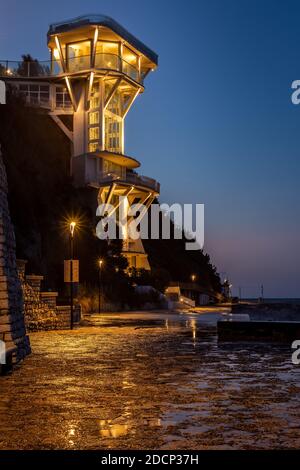 Passetto spiaggia nella città di Ancona con il tipico ascensore notte Foto Stock
