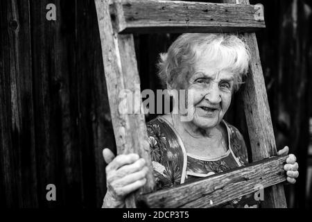 Un ritratto di vecchia donna nel villaggio. Foto in bianco e nero. Foto Stock