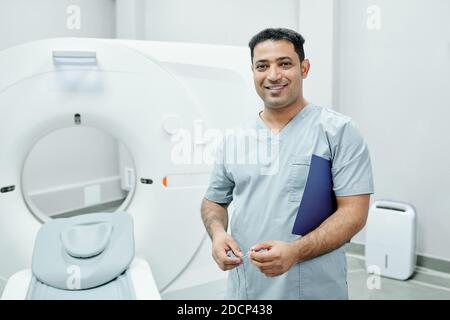 Giovane medico maschile di successo di razza mista con penna e documento medico Foto Stock