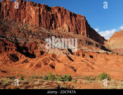 Vista su UNA colorata Butte dalla Scenic Drive Road Capitol Reef National Park nel tardo pomeriggio, domenica su UN Giorno estivo soleggiato con un cielo blu chiaro e UN Foto Stock