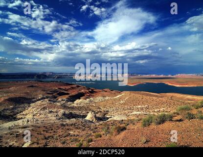 Vista sul bellissimo lago Powell Arizona dalla Scenic Ammirate il punto panoramico durante UNA giornata estiva di sole caldo con UN Thunderstorm in avvicinamento Foto Stock