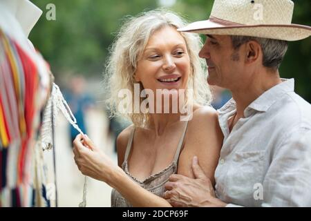 coppia a piedi su un mercato in una mattina soleggiata Foto Stock