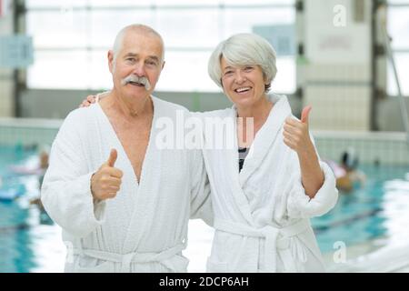 coppia godendo vicino alla piscina Foto Stock