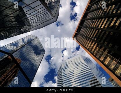 Vista dal basso verso l'alto ai grattacieli del quartiere finanziario A Denver, Colorado, in UN giorno estivo soleggiato con UN Cielo blu chiaro e alcune nuvole Foto Stock