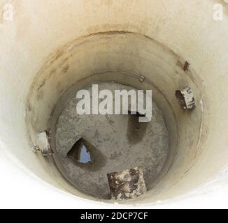 Stazione fognaria - fontana profonda circa tre metri Foto Stock