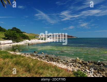 Vista dell'Old Bahia Honda Bridge, parte dei Florida Keys Overseas Heritage Trails, da West Summerland Key in UN giorno d'autunno soleggiato con un SK blu chiaro Foto Stock