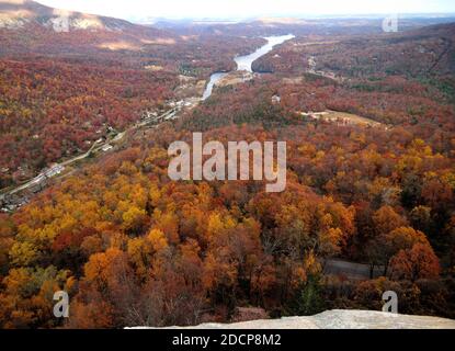Vista sugli alberi di colore rosso sul lago Lure e Broad Fiume durante l'estate indiana da Chimney Rock North Carolina ON Un giorno nuvoloso d'autunno Foto Stock