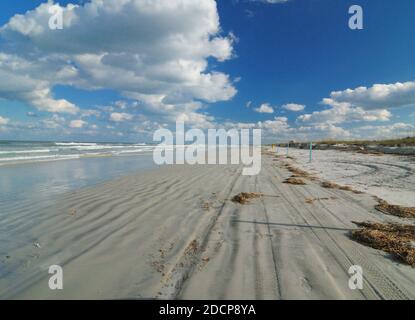 Beach Road sulla spiaggia a Lighthouse Point Park in Ponce Inlet in UN giorno d'autunno soleggiato con un chiaro Cielo blu e alcune nuvole Foto Stock