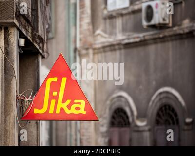 BELGRADO, SERBIA - 10 OTTOBRE 2020: Logo Sika sul loro rivenditore a Belgrado. Sika è un produttore serbo di prodotti chimici per l'edilizia utilizzati f Foto Stock