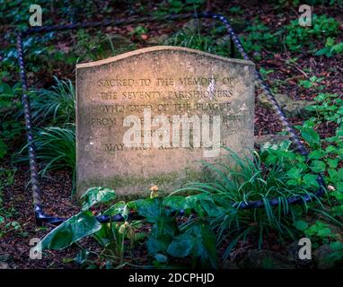 Una lapide recita: 'In memoria dei Settanta parrocchiani morti della peste del 1645', East Coker, Somerset County, Inghilterra, Foto Stock