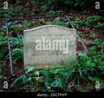 Una lapide recita: 'In memoria dei Settanta parrocchiani morti della peste del 1645', East Coker, Somerset County, Inghilterra, Foto Stock