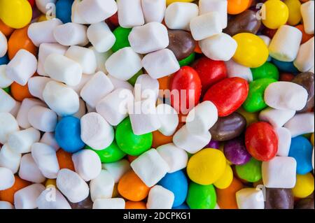 Mix di caramelle colorate, delizie e marshmallow sul piatto. La festa dello zucchero, qualsiasi festa o festa per bambini. Foto Stock