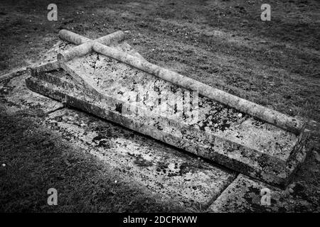 Vecchia e insolita cripta di Lawn in un cimitero parrocchiale del Vecchio mondo presso la chiesa di St Michael & All Angels a East Coker, Inghilterra, Regno Unito, in bianco e nero Foto Stock