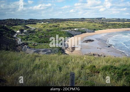 Vista sulla Summerland Bay a Phillip Island, Victoria, Australia. L'area salotto e le passerelle per la parata dei pinguini possono essere viste sulla spiaggia sottostante. Foto Stock