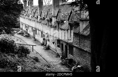 Un gioiello architettonico storico, gli Helyar Almshouses, costruito in pietra locale Ham nel 1640-60, nel villaggio di East Coker, Somerset, Inghilterra. Foto Stock