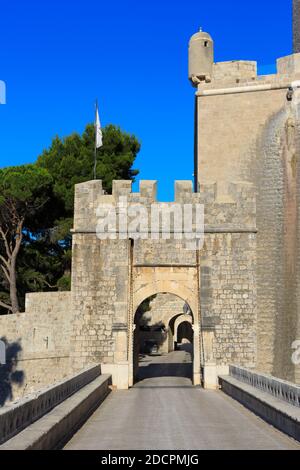 La porta Ploce (1628), l'ingresso principale orientale, alla città vecchia di Dubrovnik, Croazia Foto Stock