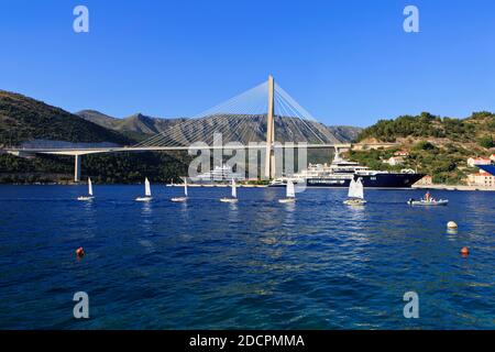 Piccole barche a vela passavano il ponte cavo-stay Ponte Franjo Tudman (2002) a Dubrovnik, Croazia Foto Stock