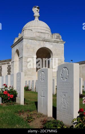 Tomba della Croce Victoria canadese destinatario privato James Peter Robertson (1883-1917) al Tyne Cot Cemetery a Zonnebeke, Belgio Foto Stock