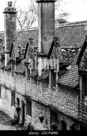 Una gemma storica architettonica, la Helyar Almshouses, costruita in pietra locale Ham nel 1640-60, nel villaggio di East Coker, Somerset, Inghilterra., U. Foto Stock