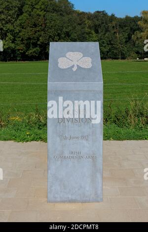 Primo piano della targa commemorativa con shamrock per la 16° Divisione (irlandese) al cimitero militare di Wytschaete a WIJTSCHATE, Belgio Foto Stock