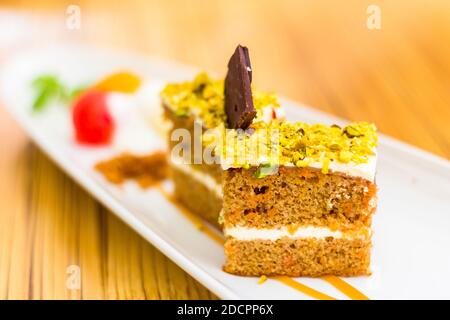 Fetta di torta di carote in un caffè a Boracay Island, Filippine Foto Stock