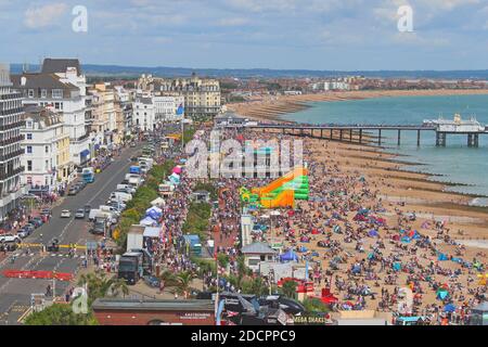 Airbourne (Eastbourne International Airshow), agosto 2018. Le folle si riuniscono per l'Airshow 2018. Con la passeggiata piena di persone si riversarsi sulla spiaggia. Foto Stock