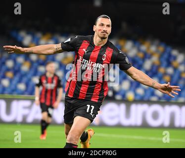 Napoli, Italia. 22 novembre 2020. Lo Zlatan Ibrahimovic dell'AC Milan festeggia durante una partita di calcio tra Napoli e AC Milan a Napoli, Italia, 22 novembre 2020. Credit: Alberto Lingria/Xinhua/Alamy Live News Foto Stock