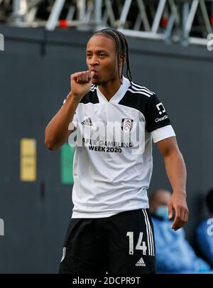 Londra, Gran Bretagna. 22 novembre 2020. Fulham's Bobby De Cordova-Reid celebra dopo aver segnato durante la Premier League inglese tra Fulham ed Everton a Londra, Gran Bretagna, 22 novembre 2020. Credit: Han Yan/Xinhua/Alamy Live News Foto Stock