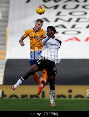 Londra, Gran Bretagna. 22 novembre 2020. Ola Aina (R) di Fulham vies con Lucas Digne di Everton durante la Premier League inglese tra Fulham ed Everton a Londra, Gran Bretagna, 22 novembre 2020. Credit: Han Yan/Xinhua/Alamy Live News Foto Stock