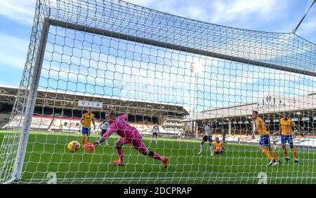 Londra, Gran Bretagna. 22 novembre 2020. Jordan Pickford, portiere di Everton, salva la palla durante la Premier League inglese tra Fulham ed Everton a Londra, Gran Bretagna, 22 novembre 2020. Credit: Han Yan/Xinhua/Alamy Live News Foto Stock