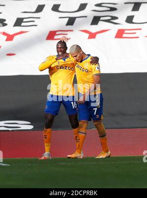 Londra, Gran Bretagna. 22 novembre 2020. Abdoulaye Doucoure (L) di Everton festeggia dopo aver segnato con Richarlison durante la Premier League inglese tra Fulham ed Everton a Londra, Gran Bretagna, 22 novembre 2020. Credit: Han Yan/Xinhua/Alamy Live News Foto Stock