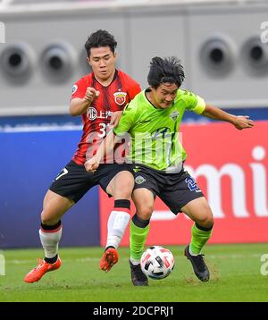 Doha, Qatar. 22 novembre 2020. Chen Binbin (R) di Shanghai SIGG compete durante la partita del gruppo H tra Shanghai SIGG della Cina e Jeonbuk Hyundai Motors della Corea del Sud alla AFC Champions League 2020 a Doha, capitale del Qatar, 22 novembre 2020. Credit: Nikku/Xinhua/Alamy Live News Foto Stock